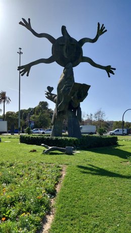El viento derriba una mano de la escultura de Ripollés en la Alameda