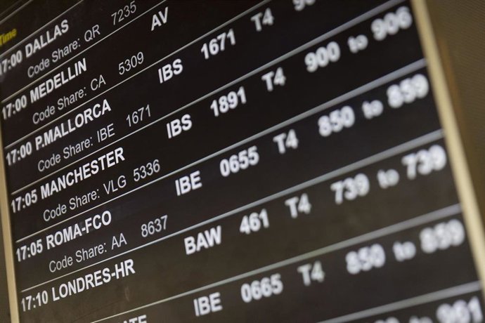 Archivo - Archivo.- Una pantalla informativa en el Aeropuerto Adolfo Suárez Madrid-Barajas