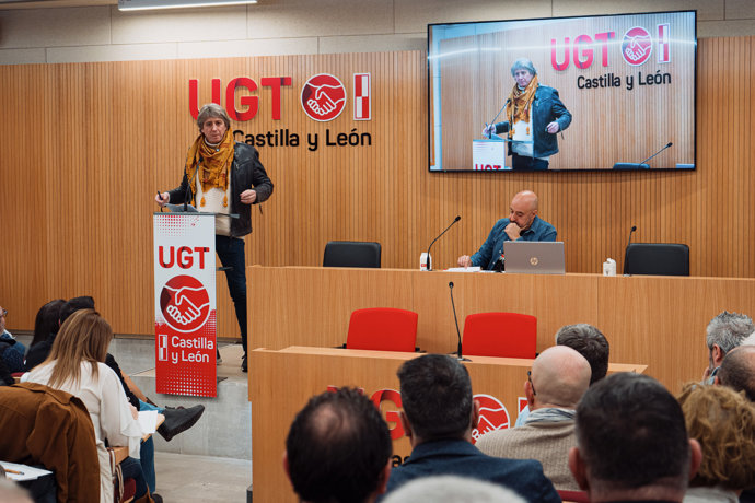 El secretario general de UGT en Castilla y León, Óscar Lobo, y el secretario general del PSOE y candidato a la Presidencia de la Junta, Carlos Martínez, en la jornada Combatiendo a la extrema derecha desde el sindicato, en Valladolid