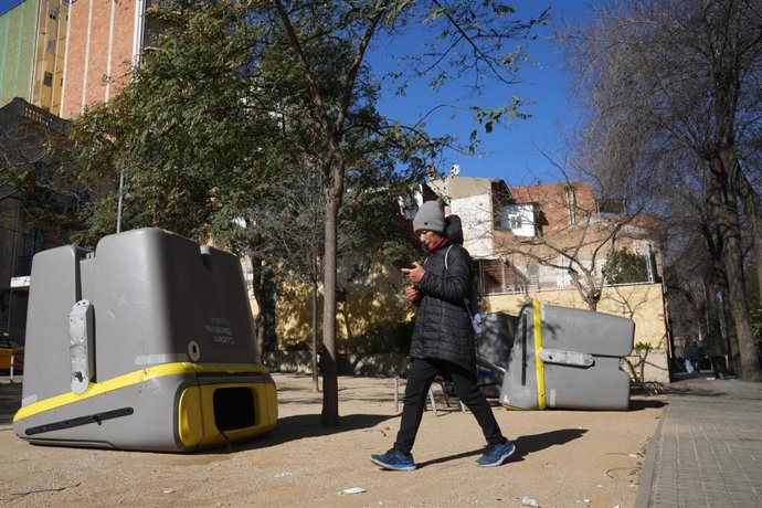 Un contenedor volcado por el viento, a 12 de febrero de 2026, en Barcelona, Catalunya (España). 