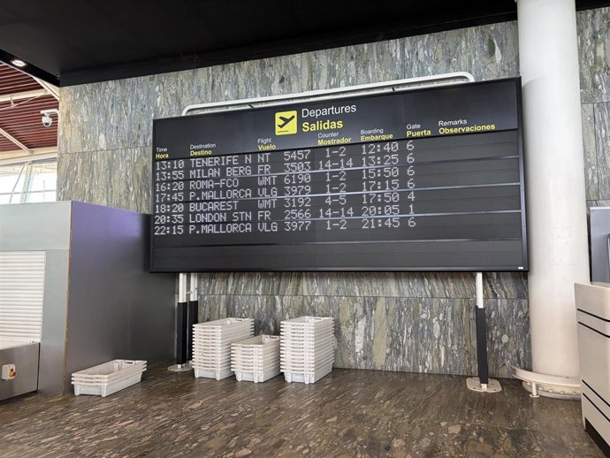 Archivo - Pantalla de salidas del Aeropuerto de Zaragoza.