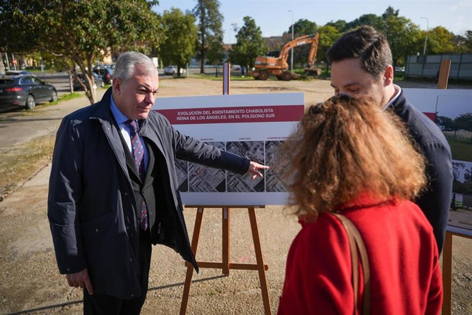 El alcalde de Sevilla, José Luis Sanz, en la zona de Reina de los Ángeles del Polígono Sur.