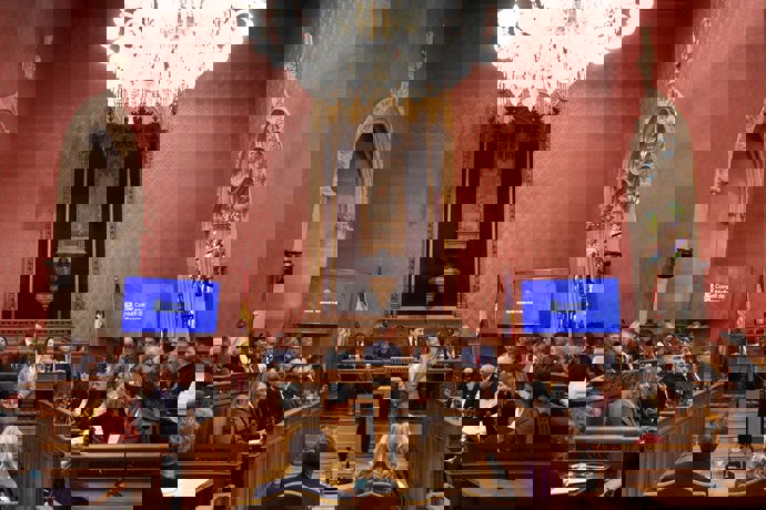 El pleno del Consell de Mallorca conmemora los días mundiales contra el cáncer y de las enfermedades raras