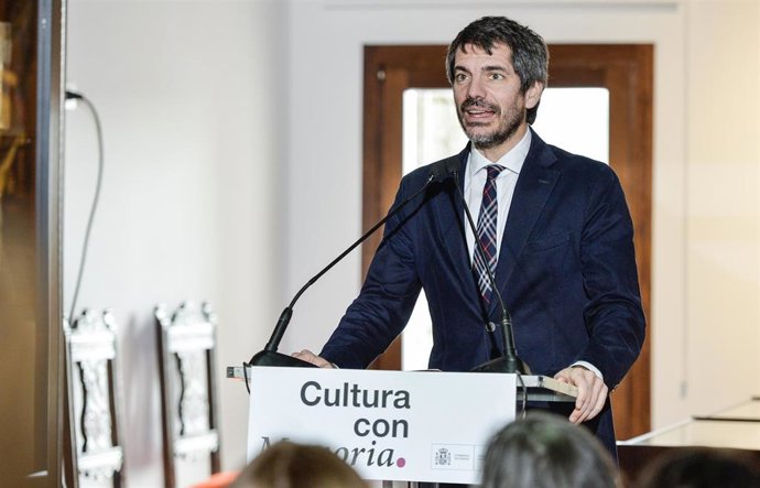 El ministro de Cultura, Ernest Urtasun, durante el acto de devolución de piezas a Brihuega (Guadalajara), el 12 de febrero de 2026.