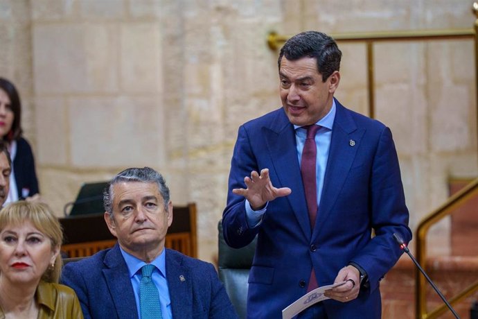 El presidente de la Junta, Juanma Moreno, este jueves en el Pleno del Parlamento.