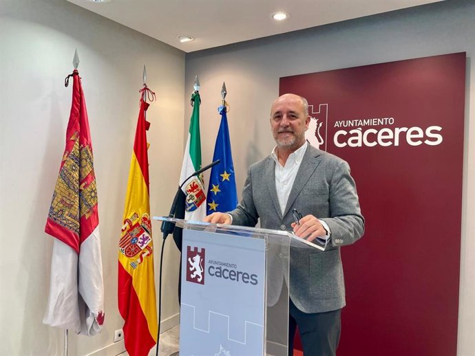El concejal de Urbanismo de Cáceres, Tirso Leal, en una rueda de prensa