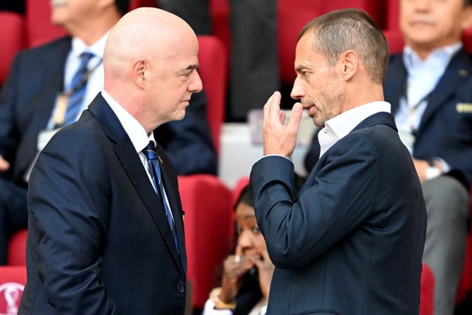 Archivo - 21 November 2022, Qatar, Doha: UEFA President Aleksander Ceferin (L) stands with Fifa President Gianni Infantino, before the start of the FIFA World Cup Qatar 2022 Group B soccer match between England and Iran at Khalifa International Stadium. P