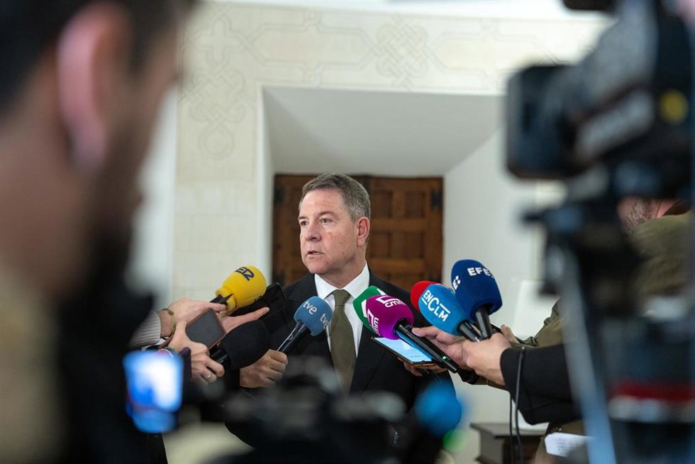 El jefe del Gobierno regional, Emiliano García-Page, atiende a los medios en el Palacio de Fuensalida.