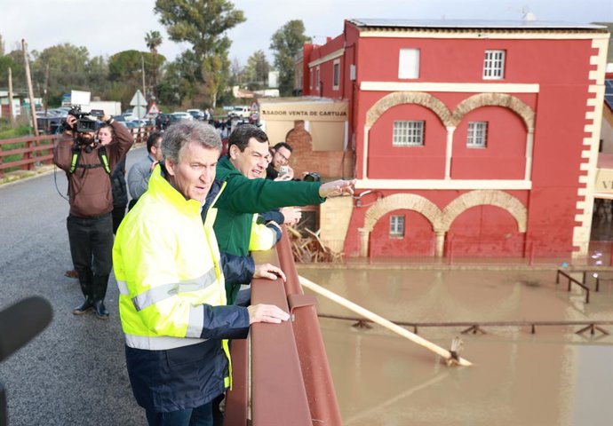O presidente do PP, Alberto Núñez Feijóo, e o presidente da Junta de Andaluzia, Juanma Moreno, nesta quinta-feira, em visita às zonas inundadas de Jerez de la Frontera (Cádiz).