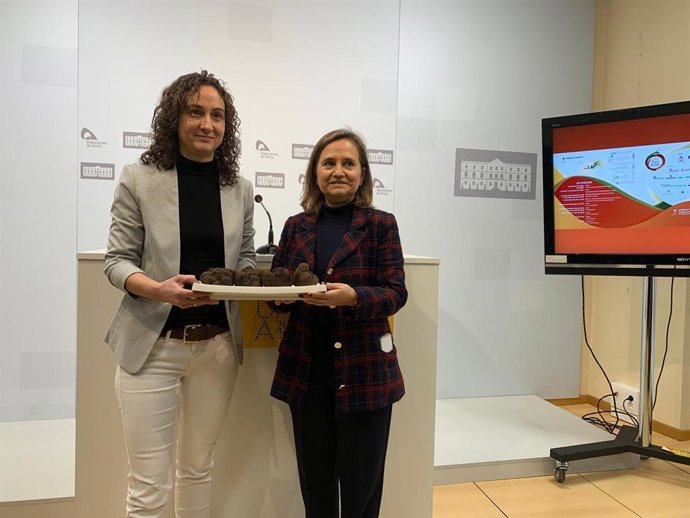 Carolina Romero (izda) y Elia Jiménez presentan la Feria de la Trufa de Soria en Abejar