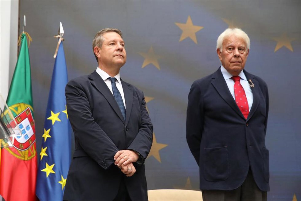Archivo - El presidente de Castilla-La Mancha, Emiliano García-Page (i), y el expresidente de España Felipe González.