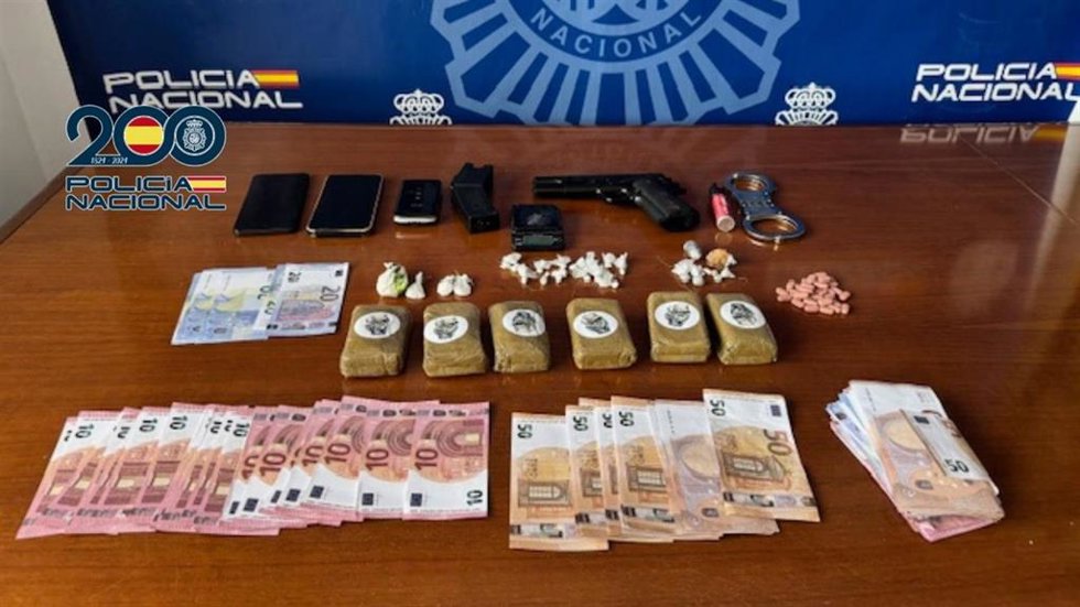 Billetes y droga incautada al desmantelar un punto de venta de droga en el centro histórico de Cádiz