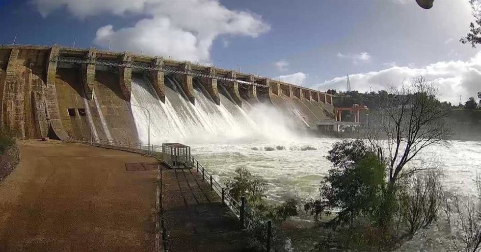 Presa del Zújar aliviando.