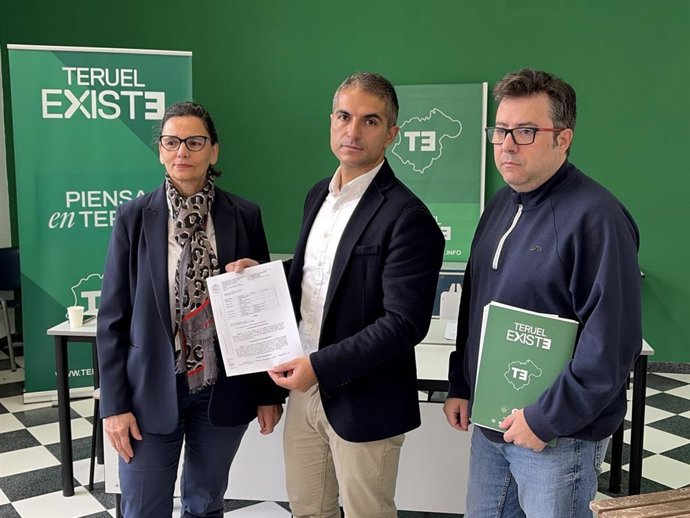 Archivo - Los concejales de Teruel Existe en el Ayuntamiento de Calamocha: Nieves Sánchez, Antonio Abad y José María Hernández.