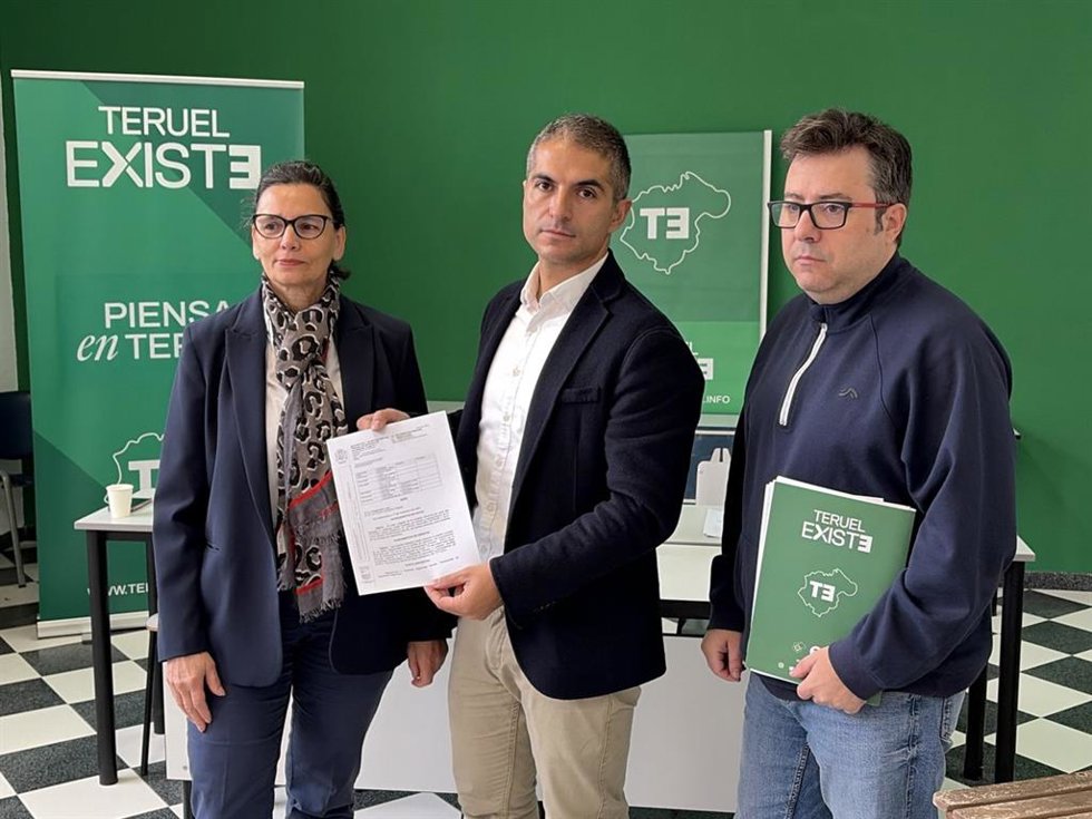 Archivo - Los concejales de Teruel Existe en el Ayuntamiento de Calamocha: Nieves Sánchez, Antonio Abad y José María Hernández.