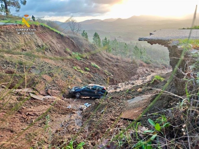 Carro caído por um buraco perto de Logrosán