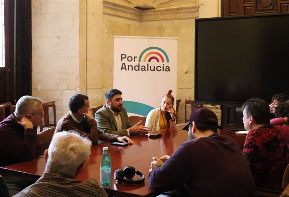 Reunión del concejal de Izquierda Unida (IU) en el Ayuntamiento de Sevilla, Ismael Sánchez y el candidato de Por Andalucía a la presidencia de la Junta de Andalucía, Antonio Maíllo con representantes del sector cultural de la ciudad.