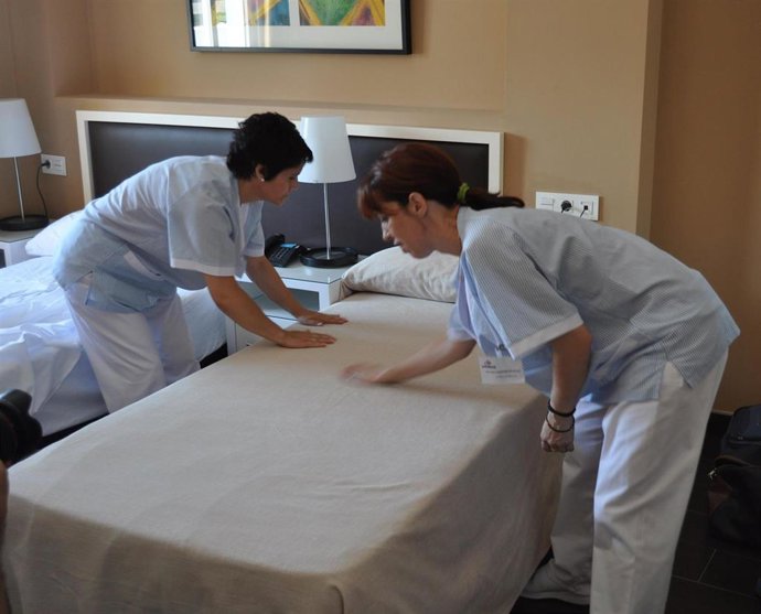 Archivo - Alumnas de un curso de camareras de pisos.