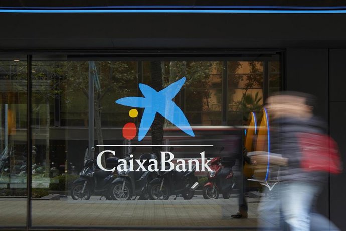 Archivo - Una oficina de CaixaBank.