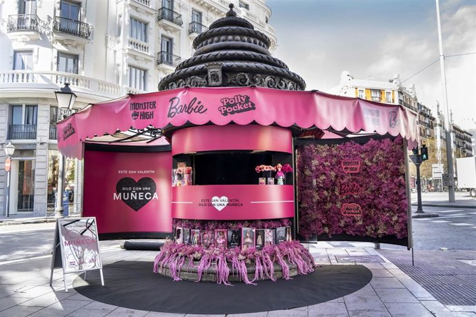 Archivo - La primera pop-up de Mattel regala en Madrid flores y muñecas Barbie o Monster High de la línea Collector