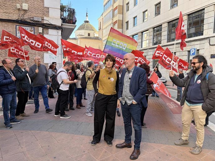 El secretario general de la Confederación Sindical de CCOO, Unai Sordo, junto a la secretaria general de CCOO Región de Murcia, Teresa Fuentes, en una concentración frente a la patronal murciana