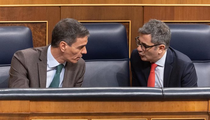 O presidente do Governo, Pedro Sánchez, e o ministro da Presidência, Félix Bolaños, durante uma sessão plenária extraordinária no Congresso dos Deputados, em 27 de janeiro de 2026, em Madri (Espanha). O plenário do Congresso vota a validação ou 