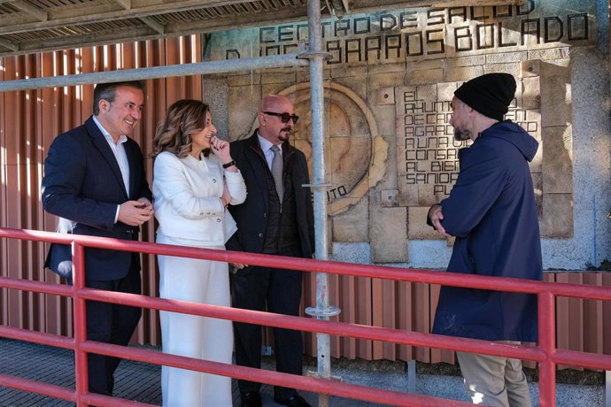 La presidenta de Cantabria, María José Sáenz de Buruaga, visita el Centro de Salud José Barros en Camargo.