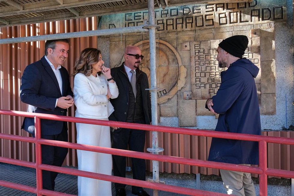 La presidenta de Cantabria, María José Sáenz de Buruaga, visita el Centro de Salud José Barros en Camargo.