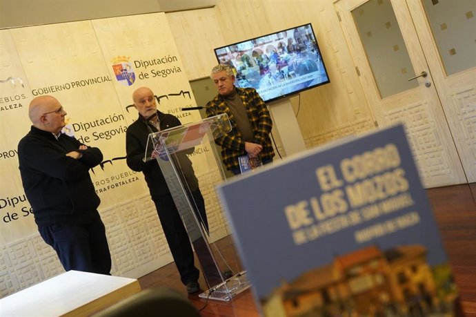 El etnógrafo Guillermo Herrero (izda), el antropólogo Honorio Velasco y el diputado de Cultura, José María Bravo, en la presentación de 'El corro de los mozos'.