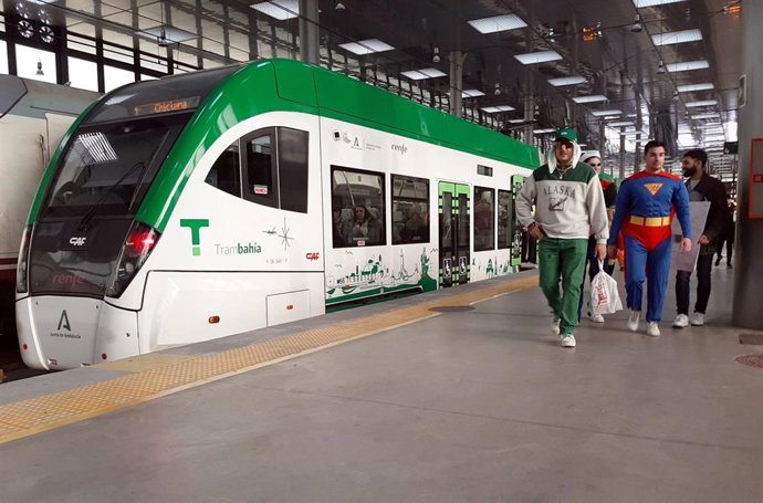 Usuarios del Trambahía disfrazados para el carnaval.