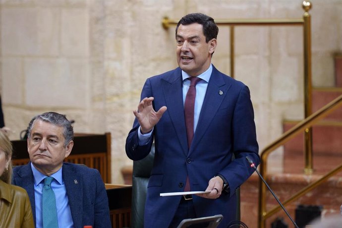 El presidente de la Junta de Andalucía, Juanma Moreno, interviene durante la sesión de control en el pleno del Parlamento andaluz. A 12 de febrero de 2026, en Sevilla (Andalucía, España). El Pleno del Parlamento de Andalucía celebra este miércoles y jueve