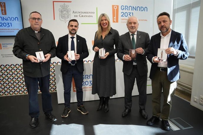 La concejala de Fiestas Mayores, el concejal de Mantenimiento y Participación Ciudadana y el presidente de la Real Federación de Hermandades presentan la Guía de Cuaresma.