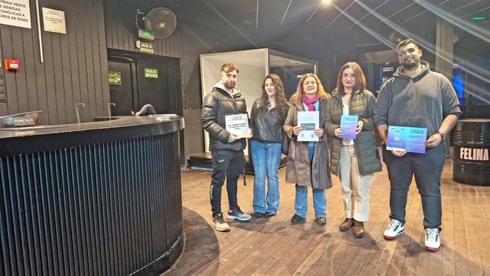 La concejala de Igualdad, Eva Funes (2d), con personal de uno de los locales adheridos a la campaña.