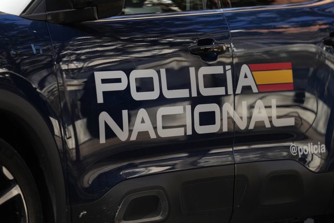 Un coche de la Policía Nacional frente a una comisaria.