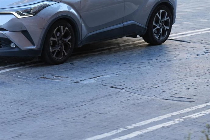 Archivo - Un coche pisa la calzada de la calle Pi i Margall, en Barcelona.
