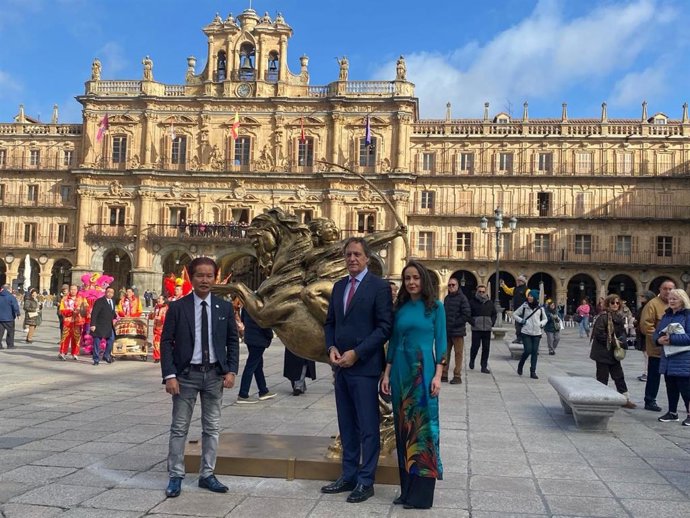 El artista Xu Hongfe, junto al alcalde de Salamanca, Carlos García Carbayo, y la concejala de Festejos y Tradiciones, Carmen Seguí.