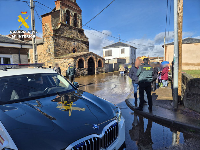 Guardia Civil y vecinos en Castrillo de la Vega (León) tras inundaciones.