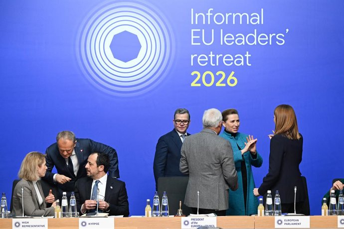 Vários líderes da União Europeia conversam antes do início da cúpula informal que realizam no castelo de Alden Biesen (Bélgica).