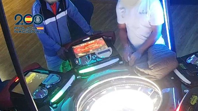 Imágenes de los detenidos acusados de manipular una ruleta en un salón de juegos de Algeciras (Cádiz)