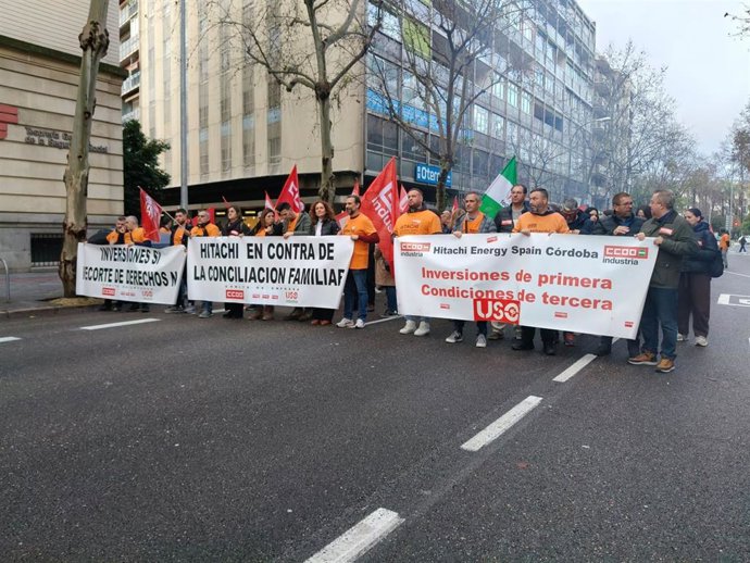 Nuria López (centro) ha participado en la manifestación de los trabajadores de Hitachi.