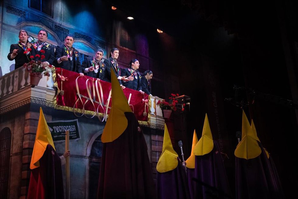 La chirigota del Bizcocho cantando en su pase de semifinales en el Teatro Falla.