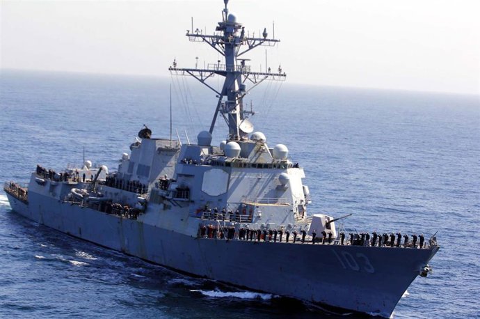 Archivo - El destructor 'USS Truxtun' de la Armada de Estados Unidos durante unas maniobras en febrero de 2023 (archivo)