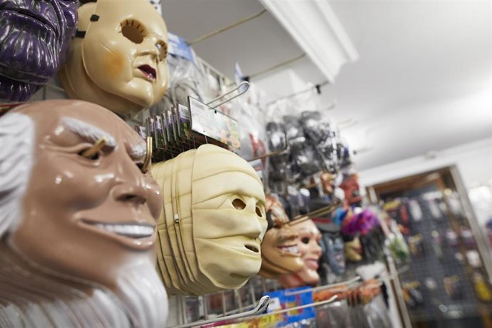 Archivo - Disfraces en una tienda.