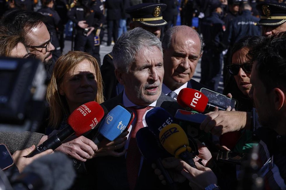 El ministro del Interior, Fernando Grande-Marlaska, atiende a los medios durante el acto de entrega de la Bandera de España a la Jefatura Superior de Policía de la Comunitat Valenciana, a 12 de febrero de 2026, en Valencia, Comunidad Valenciana (España).