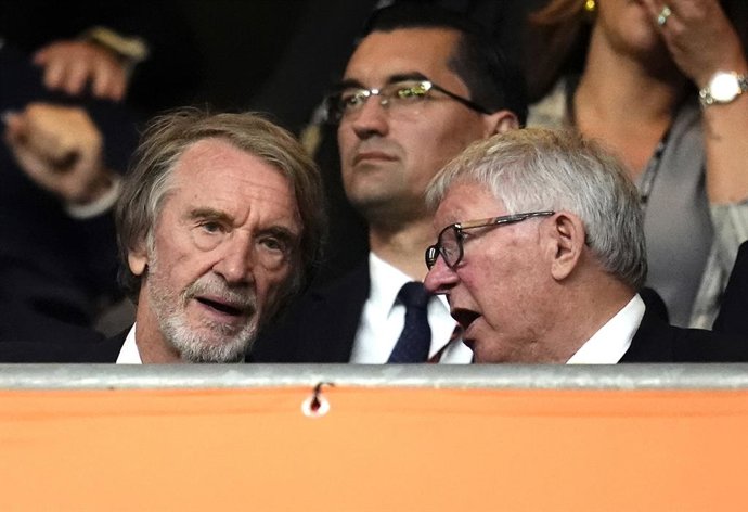 Archivo - 21 May 2025, Spain, Bilbao: Manchester United minority owner Sir Jim Ratcliffe (L) and former manager Sir Alex Ferguson talk in the stands during the UEFA Europa League final soccer match between Tottenham Hotspur and Manchester United at the Es