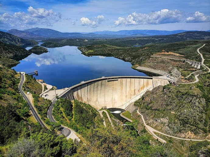 Archivo - Vista del embalse y presa del Atazar, a 26 de mayo de 2025, en El Atazar, Madrid (España).