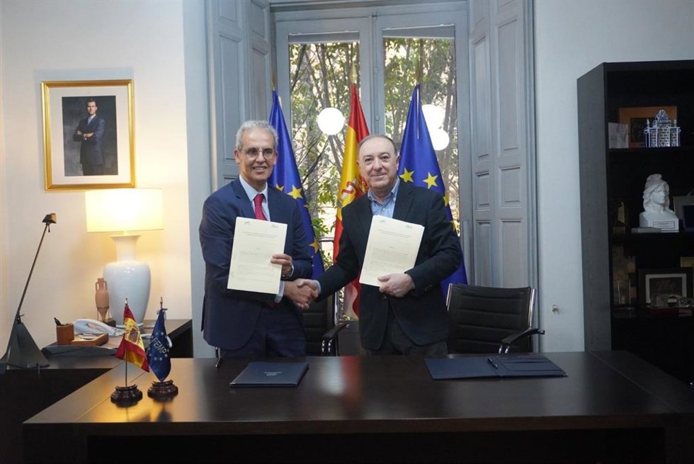 Luis Martínez-Sicluna, secretario general de la FEMP, y Fernando Soria Dorado, director de España se Mueve, rebrican el acuerdo.