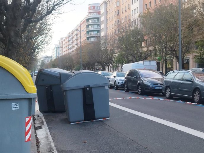 Archivo - Contenedores desplazados por el viento.