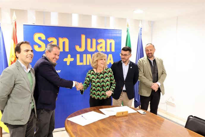 La alcaldesa de San Juan y el responsable de Urbaser firman un contrato para la limpieza en vías públicas.