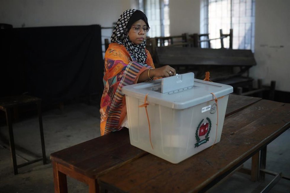 Imagen de archivo de una mujer votando en Bangladesh.